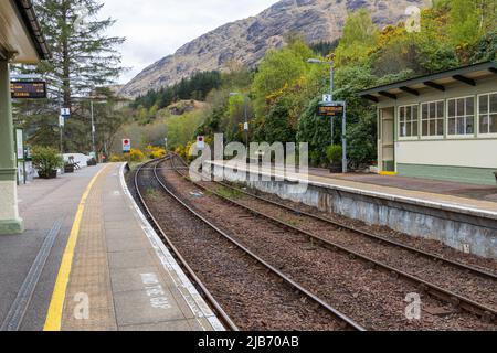 Stazione ferroviaria di Glenfinnan vuota situata a Glenfinnan, West Highland, Scozia. Foto Stock