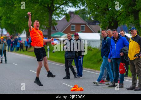 Membro della squadra olandese che lancia palla, campionato europeo 2022 Boßeln o tiro palla a Süderhastedt Dithmarschen, Schleswig-Holstein, Germania settentrionale Foto Stock