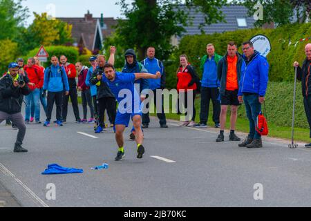 Membro della squadra italiana lancio, Campionato europeo 2022 Boßeln o tiro a palla a Süderhastedt Dithmarschen, Schleswig-Holstein, Germania settentrionale Foto Stock