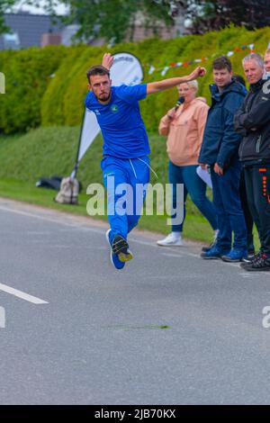 Membro della squadra italiana lancio, Campionato europeo 2022 Boßeln o tiro a palla a Süderhastedt Dithmarschen, Schleswig-Holstein, Germania settentrionale Foto Stock