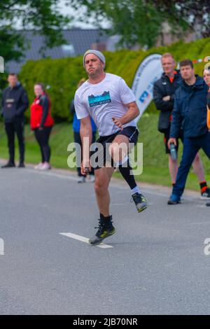 Concorrente che lancia la palla, Campionato europeo 2022 Boßeln o tiro a palla a Süderhastedt Dithmarschen, Schleswig-Holstein, Germania settentrionale Foto Stock