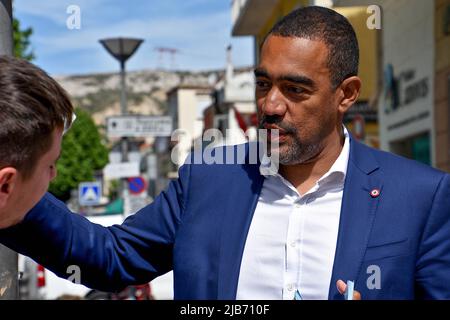 Marsiglia, Francia. 28th maggio 2022. Ha detto Ahamada (R) campagne nel mercato l'Estaque a Marsiglia. Il deputato uscente ha dichiarato che Ahamada, in rappresentanza della maggioranza del governo, è candidato alle elezioni legislative nel distretto di Marsiglia del 7th, che si terranno il 12 e il 19 giugno 2022. (Foto di Gerard Bottino/SOPA Images/Sipa USA) Credit: Sipa USA/Alamy Live News Foto Stock