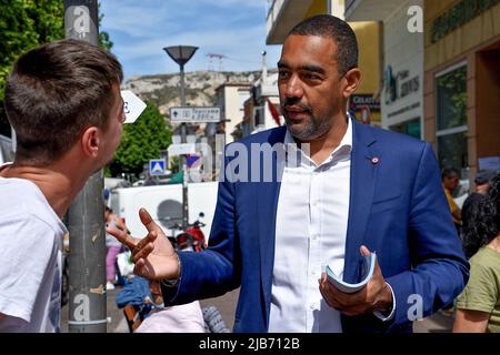 Marsiglia, Francia. 28th maggio 2022. Ha detto Ahamada (R) campagne nel mercato l'Estaque a Marsiglia. Il deputato uscente ha dichiarato che Ahamada, in rappresentanza della maggioranza del governo, è candidato alle elezioni legislative nel distretto di Marsiglia del 7th, che si terranno il 12 e il 19 giugno 2022. (Foto di Gerard Bottino/SOPA Images/Sipa USA) Credit: Sipa USA/Alamy Live News Foto Stock