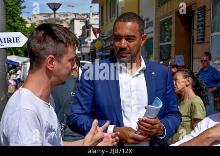 Marsiglia, Francia. 28th maggio 2022. Ha detto Ahamada (R) campagne nel mercato l'Estaque a Marsiglia. Il deputato uscente ha dichiarato che Ahamada, in rappresentanza della maggioranza del governo, è candidato alle elezioni legislative nel distretto di Marsiglia del 7th, che si terranno il 12 e il 19 giugno 2022. (Foto di Gerard Bottino/SOPA Images/Sipa USA) Credit: Sipa USA/Alamy Live News Foto Stock