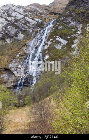 Passeggiando per la cascata di Steall prova uno Steall Bàn o Steall Falls, Glen Nevis, Highlands scozzesi, Foto Stock