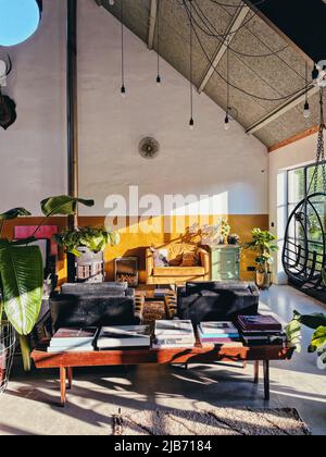 Interni alla moda Boho eclettici con mobili d'epoca. Foto Stock