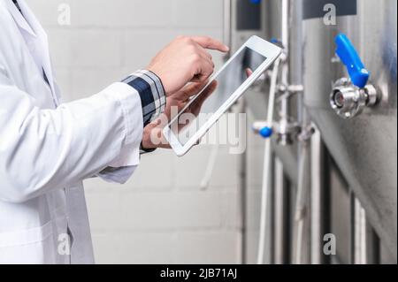 Lavorare in birrifici moderni, raccolta dati e monitoraggio della produzione. Fotografia di alta qualità. Foto Stock