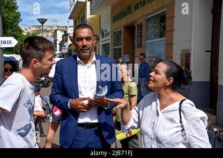 Marsiglia, Francia. 28th maggio 2022. Ha detto Ahamada (C) campagne nel mercato l'Estaque a Marsiglia. Il deputato uscente ha dichiarato che Ahamada, in rappresentanza della maggioranza del governo, è candidato alle elezioni legislative nel distretto di Marsiglia del 7th, che si terranno il 12 e il 19 giugno 2022. (Credit Image: © Gerard Bottino/SOPA Images via ZUMA Press Wire) Foto Stock
