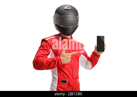 Motociclista con casco che tiene uno smartphone e punta isolata su sfondo bianco Foto Stock