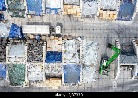 Vista aerea del deposito scarti. Sfondo industriale. Riciclaggio della paglia. Foto Stock