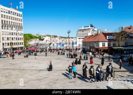 Folle di norvegesi si riuniscono per celebrare una giornata di Costituzione in una piazza principale del centro della città, Stavanger, Norvegia, 17 maggio 2018 Foto Stock