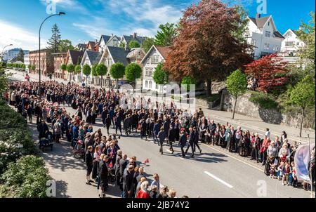 I norvegesi e i turisti amano assistere alla sfilata annuale della Giornata della Costituzione nelle strade del centro di Stavanger, Norvegia, 17 maggio 2018 Foto Stock