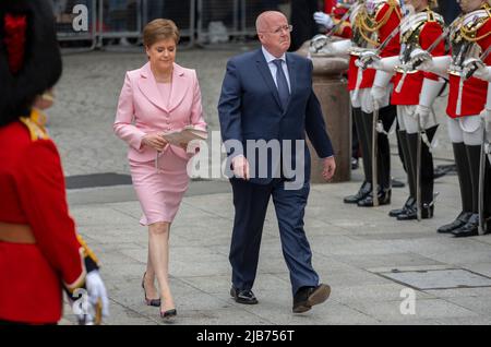 St Paul’s Cathedral, Londra, Regno Unito. 3 giugno 2022. Il primo Ministro scozzese Nicola Sturgeon e il marito arrivano a San Paolo per assistere al Servizio Nazionale del Ringraziamento nella Cattedrale di San Paolo nell’ambito delle celebrazioni del Giubileo del platino per il regno della Regina. Credit: Malcolm Park/Alamy Live News. Foto Stock