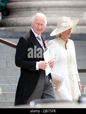 Londra, Regno Unito. 03rd giugno 2022. Il Principe Carlo il Principe di Galles e Camilla la Duchessa di Cornovaglia, dopo aver partecipato al Servizio del Ringraziamento nella Cattedrale di San Paolo per celebrare il Giubileo del platino della Regina Elisabetta II La maggior parte dei membri più anziani della famiglia reale sono presenti ma purtroppo la regina Elisabetta II non è in grado di partecipare e il principe Andrew tirato fuori a causa di prove positive per Coronavirus. Credit: Paul Marriott/Alamy Live News Foto Stock