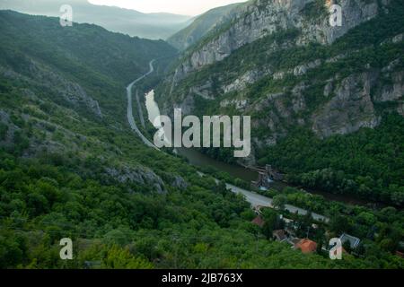 Gola Sicevac. Splendida natura da una vista dall'alto. Prima dell'alba. Vecchia diga sul Nisava. Foto Stock