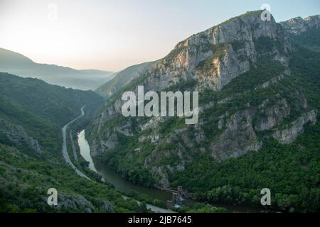 Gola Sicevac. Splendida natura da una vista dall'alto. Prima dell'alba. Vecchia diga sul Nisava. Foto Stock