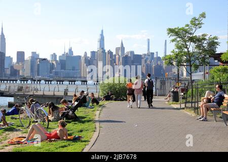 WNYC Transmitter Park con East River e skyline di Manhattan sullo sfondo.Greenpoint.Brooklyn.New York City.USA Foto Stock