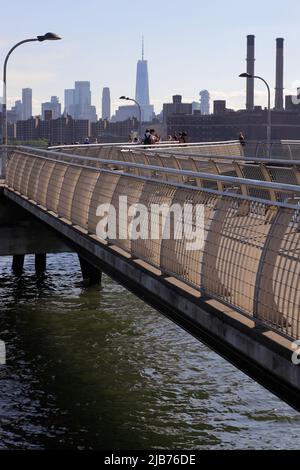 Il ponte pedonale nel WNYC Transmitter Park con East River e lo skyline di Manhattan sullo sfondo.Greenpoint.Brooklyn.New York City.USA Foto Stock