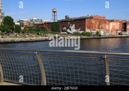 WNYC Transmitter Park con East River.Greenpoint.Brooklyn.New York City.USA Foto Stock