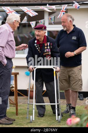 La famiglia di Alec Hall, veterano della seconda Guerra Mondiale, con la sua moglie Margaret, mentre celebra il suo compleanno di 100th anni con la famiglia e gli amici a casa sua a Southend, Essex. Un veterano delle campagne africane e italiane nella seconda Guerra Mondiale Alex è stato chiamato a diciotto anni e servito come infermiera con 181 Field Ambulance. Nel settembre 1944 la sua unità fu inviata nei Paesi Bassi come parte della divisione Airborne 1st dove parteciparono all'operazione Market Garden, la battaglia per il ponte di Arnhem. Il credito fotografico dovrebbe essere letto: Famiglia handout / filo PA veterano della seconda guerra mondiale Alec Hall celebrare il suo 100th compleanno con la famiglia e gli amici a Foto Stock