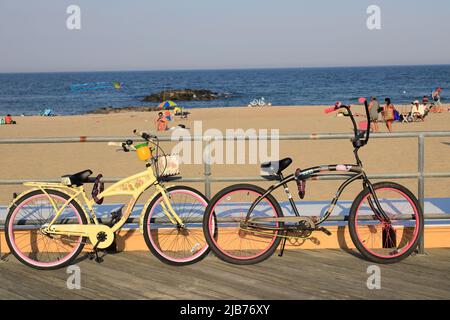 Parcheggio per biciclette in stile vintage lungo il lungomare di Asbury Park con spiaggia e oceano sullo sfondo. Asbury Park. New Jersey. USA Foto Stock