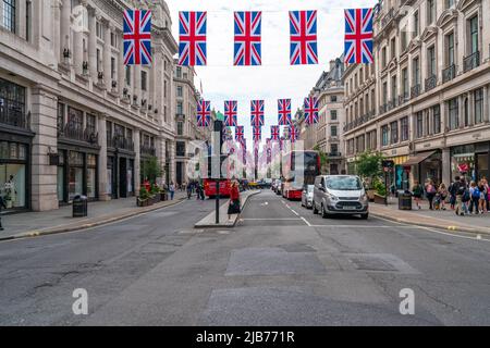 LONDRA, UK - 03 GIUGNO 2022: File di bandiere dell'Unione appendono sopra Regent Street per celebrare le celebrazioni del Giubileo del platino della regina. Foto Stock