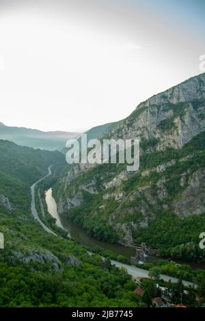 Gola Sicevac. Splendida natura da una vista dall'alto. Prima dell'alba. Vecchia diga sul Nisava. Foto Stock