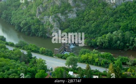 Gola Sicevac. Splendida natura da una vista dall'alto. Prima dell'alba. Vecchia diga sul Nisava. Foto Stock