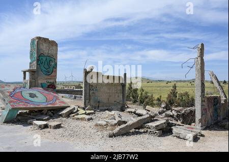 ISRAELE, alture del Golan, Quneitra, zona cuscinetto e confine con la Siria, ex base militare e di intelligence siriana oggi occupata da Israele durante la guerra di sei giorni e Jom Kippur / ISRAELE, Golanhöhen, Grenze und Pufferzone zwischen Israele und Sirien, ehemaliges syrisches Gebiet, Das Gebiet wurde im Sechstagekrieg 1967 von Israel besetzt und 1981 annektiert Foto Stock