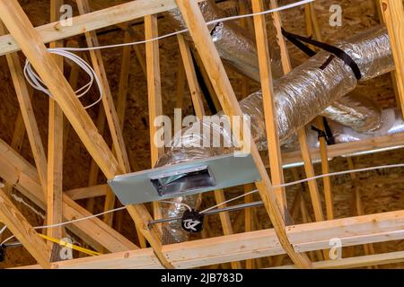 Impianto di climatizzazione con sfiati HVAC, impianto di riscaldamento tubi installato per la nuova casa Foto Stock