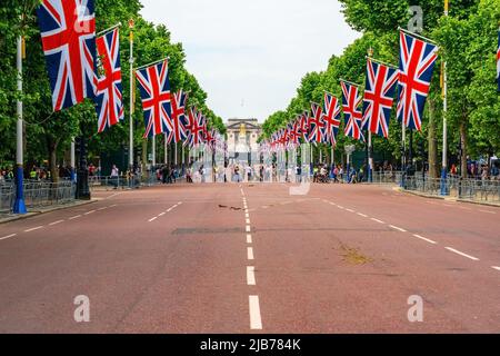 LONDRA, UK - 03 GIUGNO 2022: File di bandiere Union fiaciano il Mall, la strada che porta a Buckingham Palace, per celebrare la celebrazione del Giubileo del platino della Regina Foto Stock