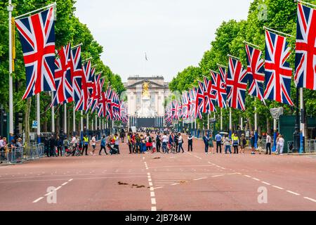 LONDRA, UK - 03 GIUGNO 2022: File di bandiere Union fiaciano il Mall, la strada che porta a Buckingham Palace, per celebrare la celebrazione del Giubileo del platino della Regina Foto Stock