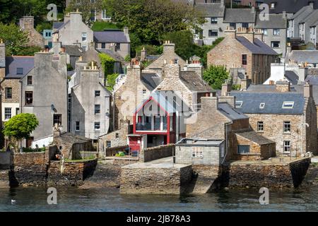 Case sul lungomare nel porto di Stromness, nella terraferma di Orkney, nelle Isole Orkney, in Scozia. Foto Stock