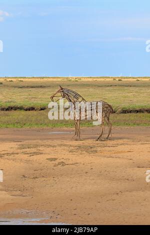 Il cavallo Lifeboat a bassa marea, una scultura in metallo e legno dell'artista Rachael Long a Wells-next-the-Sea, Norfolk, Inghilterra, Regno Unito. Foto Stock