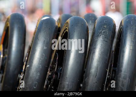 BARCELLONA, SPAGNA - GIUGNO 03 GP DI ENERGIA DI CATALUNYA-PROVE LIBERE Tires Dunlop durante la MotoGP di Catalunya PROVE LIBERE al circuito di Barcellona-Catalunya il 03 giugno 2022 a Barcellona, Spagna. Foto Stock
