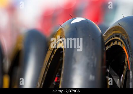 BARCELLONA, SPAGNA - GIUGNO 03 GP DI ENERGIA DI CATALUNYA-PROVE LIBERE Tires Dunlop durante la MotoGP di Catalunya PROVE LIBERE al circuito di Barcellona-Catalunya il 03 giugno 2022 a Barcellona, Spagna. Foto Stock