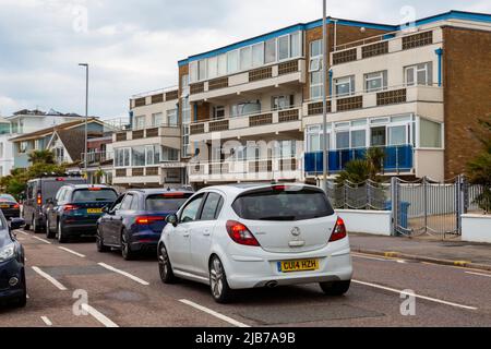 Sandbanks, Poole, Dorset UK. 3rd giugno 2022. Il caos del traffico a Sandbanks e oltre, come i semafori temporanei rimangono in atto. L'autobus che corre tra Swanage e Bournemouth, utilizzando la catena di traghetti tra Sandbanks e Studland normalmente impiega poco più di un'ora. Lunghe code di traffico stazionario da Swanage verso Studland - a un tempo solo 5-6 veicoli potrebbero andare sul traghetto, a causa della mancanza di spazio per sbarcare sul lato Sandbanks. L'autista ci ha detto che ci vorrebbero circa 4 ore per arrivare a Bmth, tutti gli autobus erano Swanage e non c'erano autisti di riserva. Persone in attesa di oltre un'ora per un autobus. Credito: Foto Stock