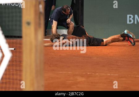 Parigi, Francia. 03rd giugno 2022. Il terzo Alexander Zverev, seminato di Germania, si trova in difficoltà sul terreno del campo, come il suo avversario Rafael Nadal di Spagna tende a lui, dopo che si è ferito durante la loro semifinale partita del French Tennis Open a Roland Garros vicino Parigi, Francia, Venerdì 3 giugno 2022. Zverev è stato costretto al ritiro lasciando Nadal per raggiungere le finali di domenica. Foto di Maya Vidon-White/UPI Credit: UPI/Alamy Live News Foto Stock