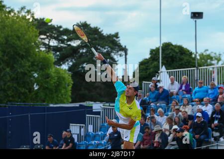 3rd giugno 2022; Surbiton Racket & amp; Fitness Club, Surbiton, Londra, Inghilterra: Trofeo Surbiton torneo di tennis: Otto Virtanen (fin) serve a Ryan Peniston (GBR) Foto Stock
