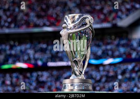 UEFA Finalissima Trophy durante la partita UEFA Champions League 0-3 Argentina al Wembley Stadium il 1 giugno 2022 a Londra, Inghilterra. Credit: Maurizio Borsari/AFLO/Alamy Live News Foto Stock