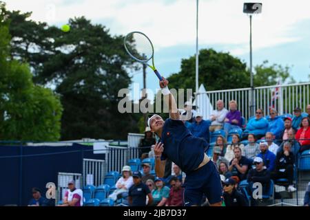 3rd giugno 2022; Surbiton Racket & amp; Fitness Club, Surbiton, Londra, Inghilterra: Trofeo di Surbiton torneo di tennis: Ryan Peniston (GBR) serve a otto Virtanen (fin) Foto Stock