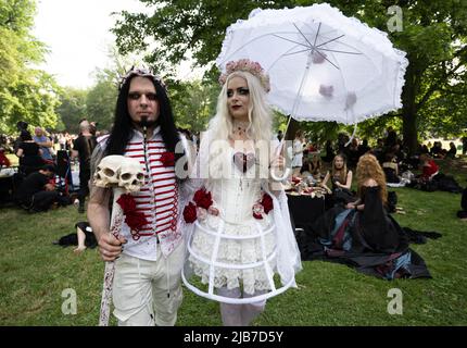 Lipsia, Germania. 03rd giugno 2022. Isabell e Oliver di Berlino vengono all'apertura del Wave-Gotik-Treffen (WGT) nel Clara-Zetkin-Park di Lipsia. Dopo due anni di pausa correlata alla corona, la scena nera si riunisce per l'edizione 29th del festival. Circa 200 band si esibiscono in circa 50 luoghi, decine di migliaia di fan della scena nera, brivido, hippies scuri, vampiri e amanti del rococò trasformano la città in un cosmo molto speciale. Credit: Hendrik Schmidt/dpa/Alamy Live News Foto Stock