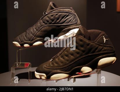 New York, Stati Uniti. 03rd giugno 2022. Le sneakers Air jordan low xiii, in esclusiva per i giocatori con doppio segno e indossato da Michael Jordan, fanno parte della collezione Six Rings Ð Legacy of the GOAT di Christie's venerdì 3 giugno 2022 a New York City. Foto di John Angelillo/UPI Credit: UPI/Alamy Live News Foto Stock