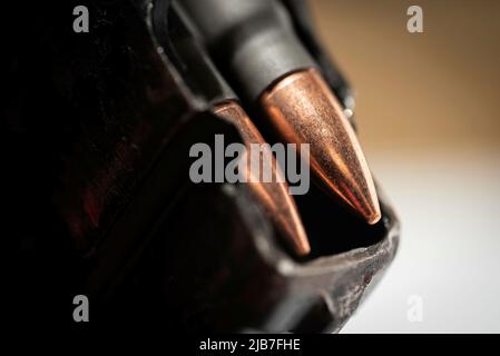 Arlington, Vereinigte Staaten. 03rd giugno 2022. Un fucile d'assalto in stile AK-47 da 30 round è caricato con 7,62 pallottole x 39, venerdì 3 giugno 2022. Credit: CNC/CNC/dpa/Alamy Live News Foto Stock