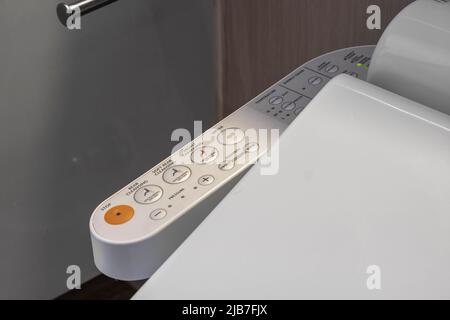 pannello di controllo elettronico per sanitari con sistema di scarico automatico, tazza igienica in giappone. Foto Stock