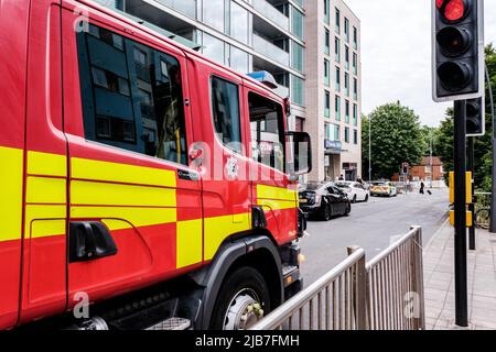 Epson Surrey, Londra UK, Giugno 03 2022, primo piano di Un veicolo di emergenza con motore antincendio Foto Stock