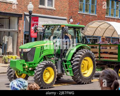 Grande trattore John Deere nella Franklin Rodeo Parade Foto Stock