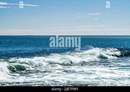 Onde che si infrangono al faro di Cape Neddick Nubble, York, Maine, USA Foto Stock