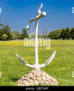 Vecchio ancoraggio montato su un mucchio di rocce Foto Stock