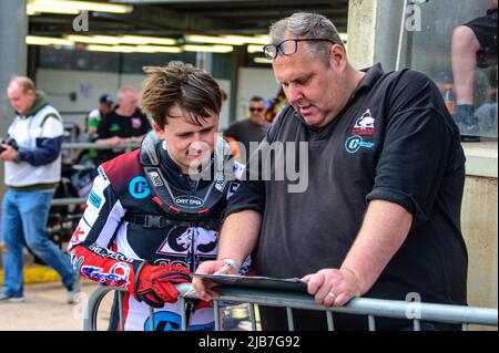 MANCHESTER, REGNO UNITO. GIUGNO 3rd Jack Smith (a sinistra) controlla il programma con il team manager Steve Williams durante la partita della National Development League tra Belle Vue Colts e Oxford Chargers al National Speedway Stadium di Manchester venerdì 3rd giugno 2022. (Credit: Ian Charles | MI News) Credit: MI News & Sport /Alamy Live News Foto Stock